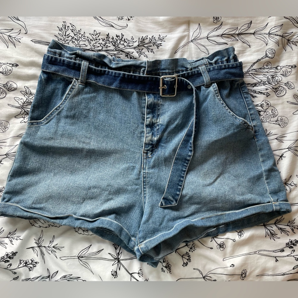 💙 No Boundaries High Rise Mid-Wash Denim Shorts